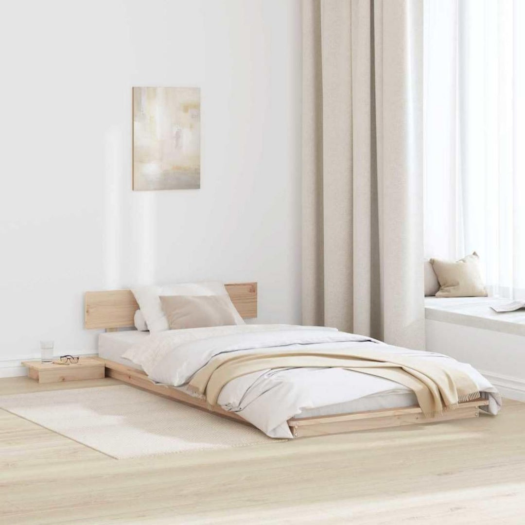 Ablage am Bett mit Tueren aus Massivholz braun